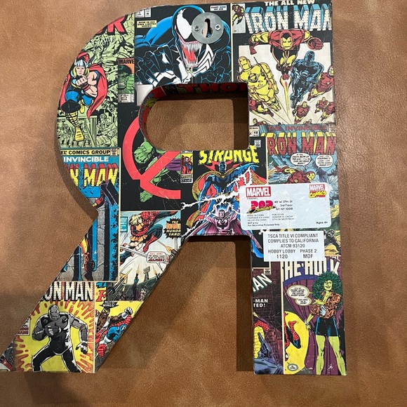 Marvel Multicolor Comic-Letter R Décor - Picture 2 of 3